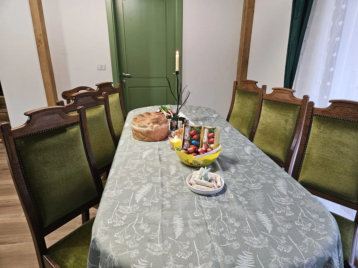 Living — masă cu pâine și lumânări