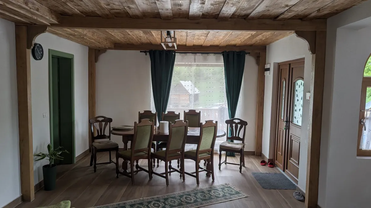 Living și comedor cu mese și scaune